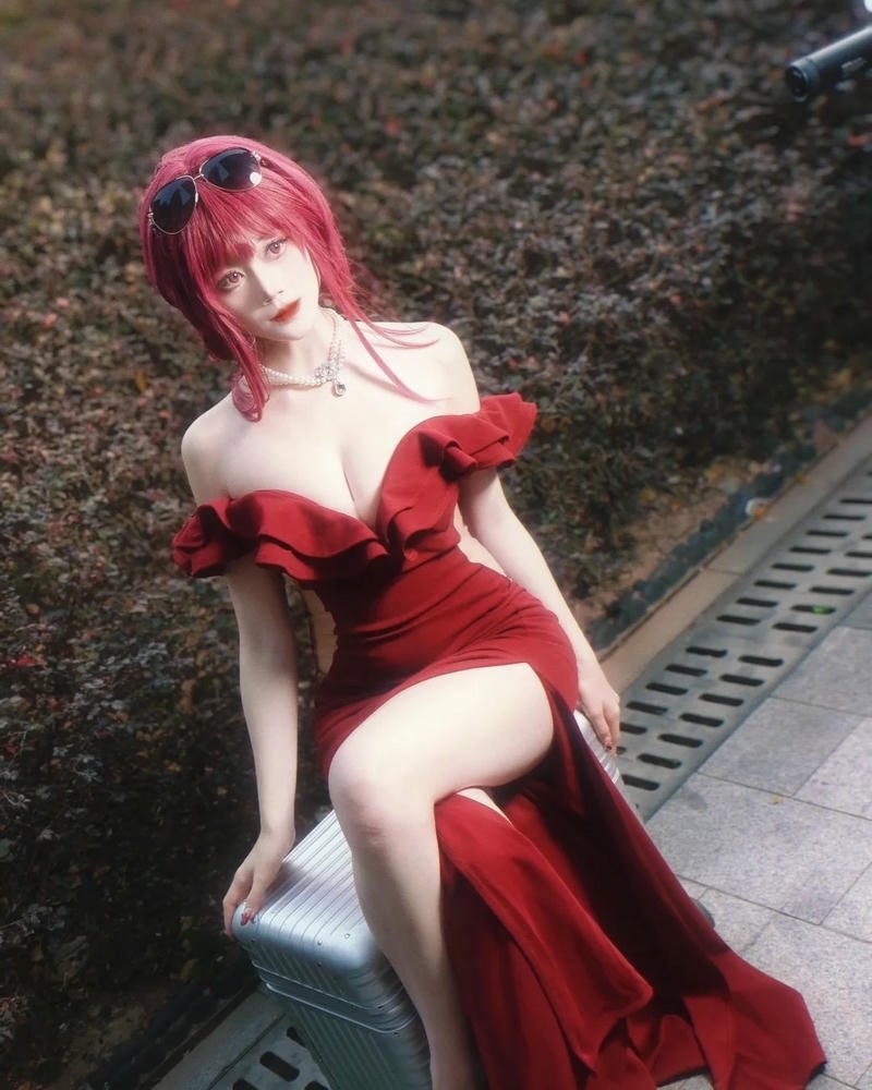 Cosplay Trung Quốc váy nhung đỏ ngồi trên thềm gỗ