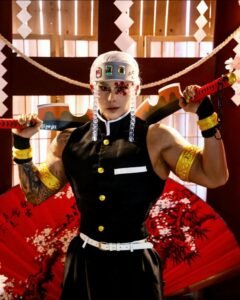 Cosplay Uzui Tengen Demon Slayer cầm song kiếm lớn