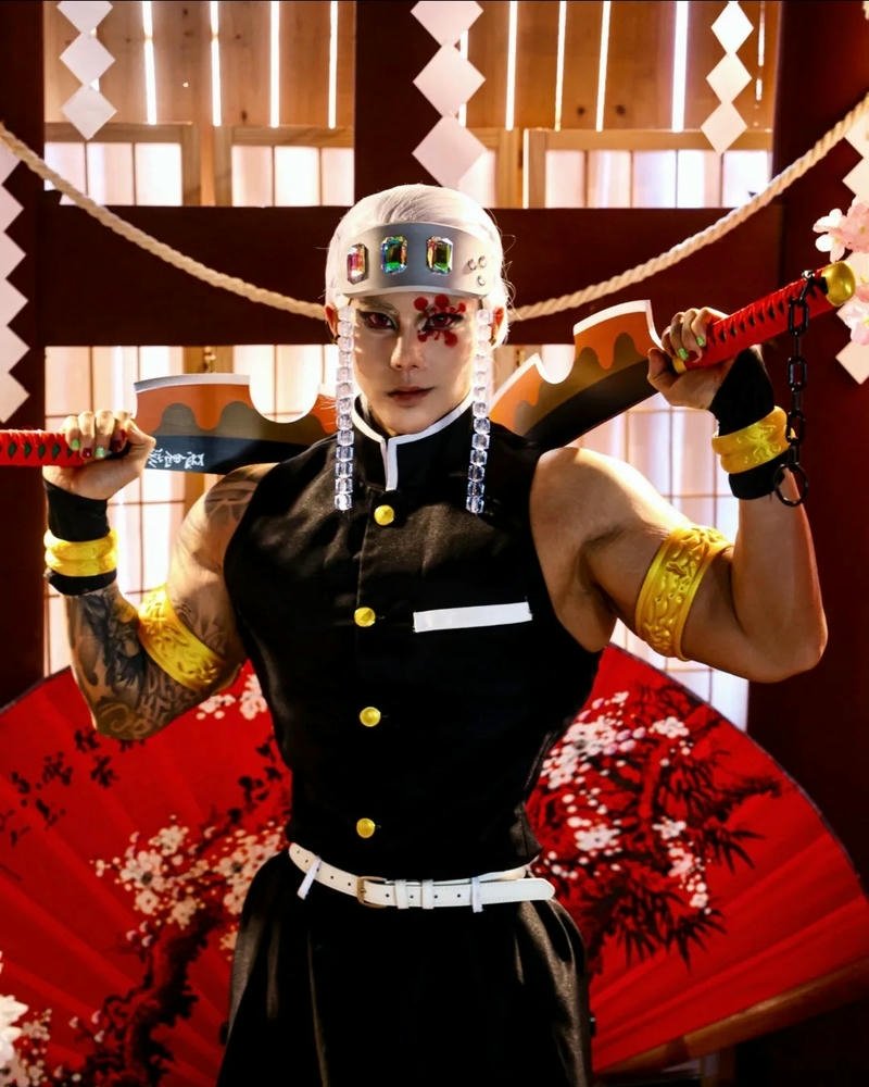 Cosplay Uzui Tengen Demon Slayer cầm song kiếm lớn