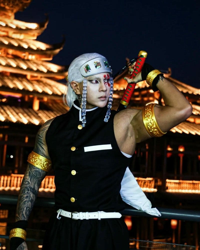 Cosplay Uzui Tengen Demon Slayer cơ bắp đứng thẳng
