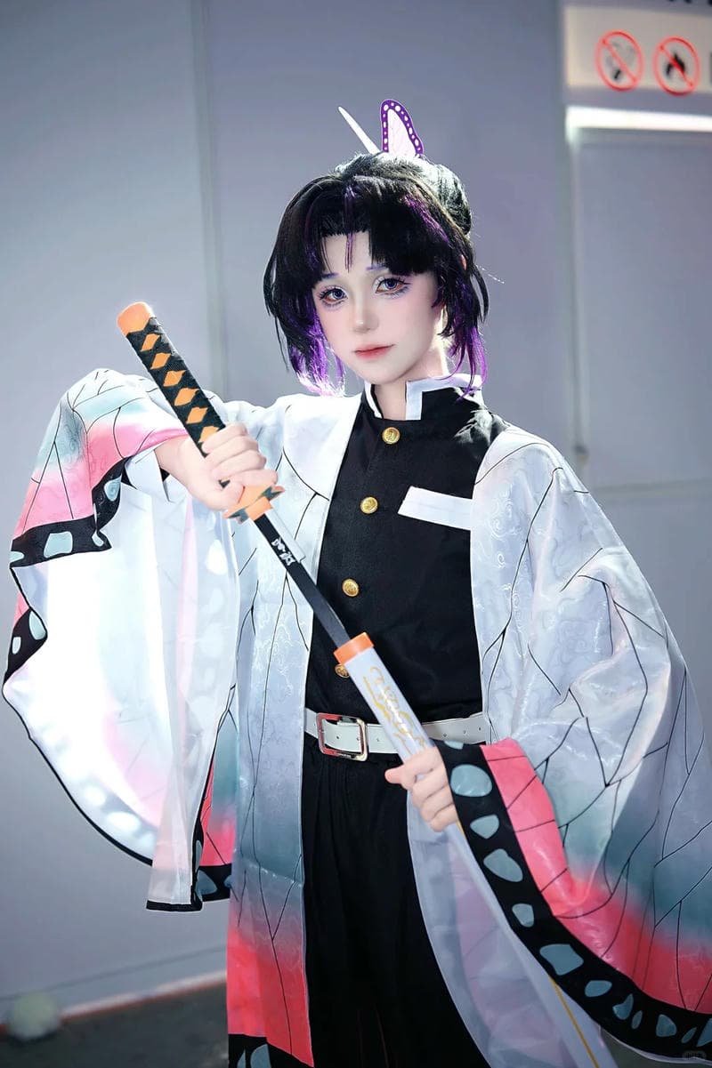 Cosplay anime huyền bí ánh sáng dịu dàng