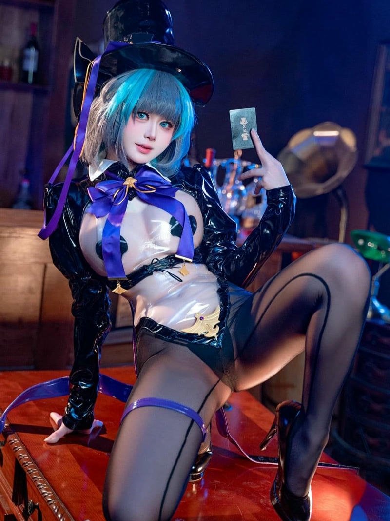 Cosplay bikini phong cách game với phụ kiện