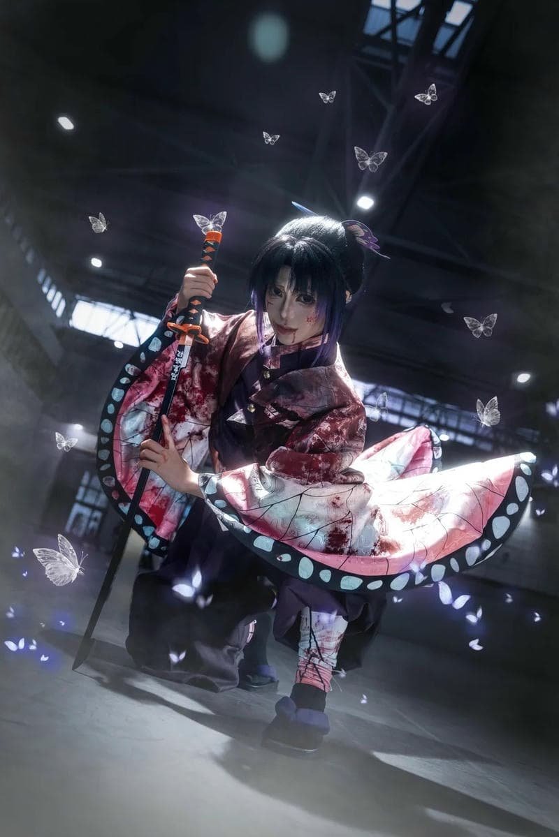 Cosplay tóc tím huyền ảo với background đẹp