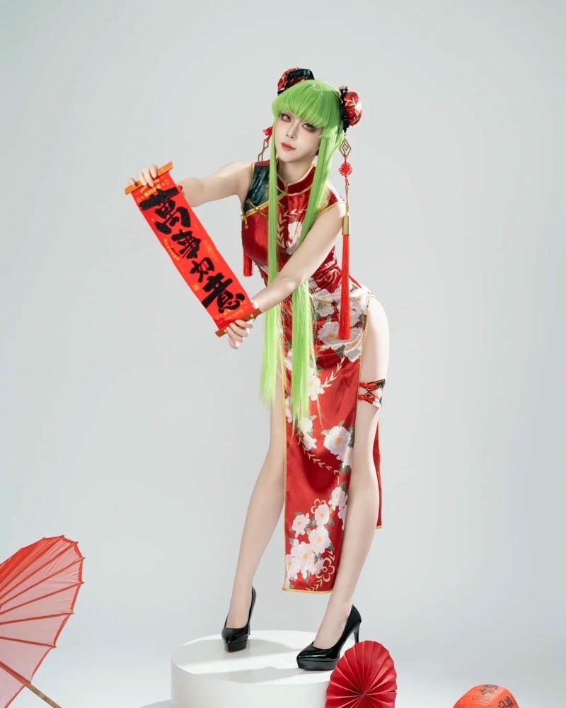 Cosplayer Trung Quốc tóc xanh mặc sườn xám đỏ rực