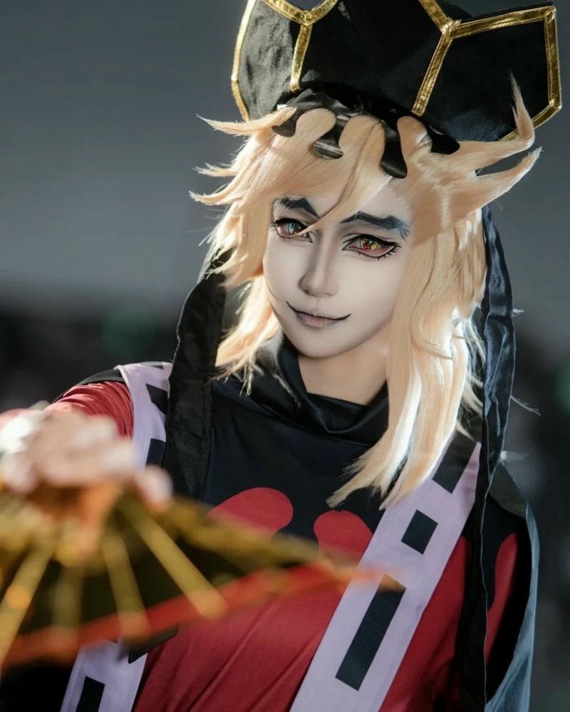 Daki cosplay Demon Slayer cầm quạt đứng nghiêng người