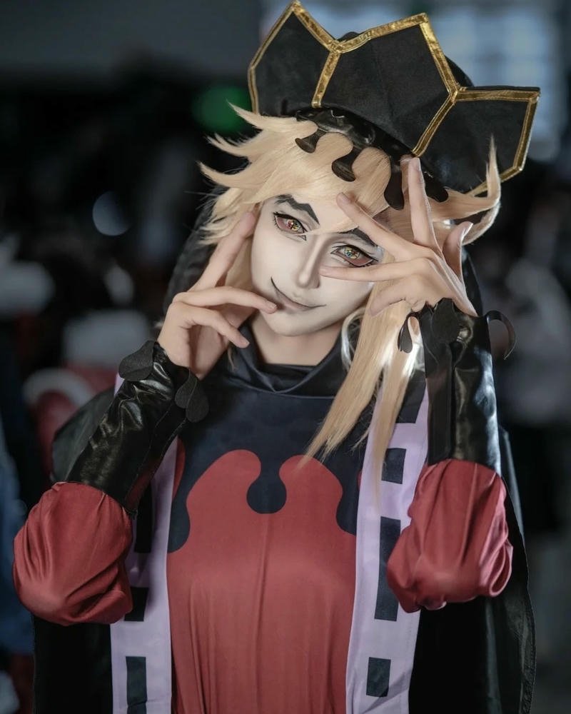 Daki cosplay Demon Slayer ngồi tạo dáng dễ thương