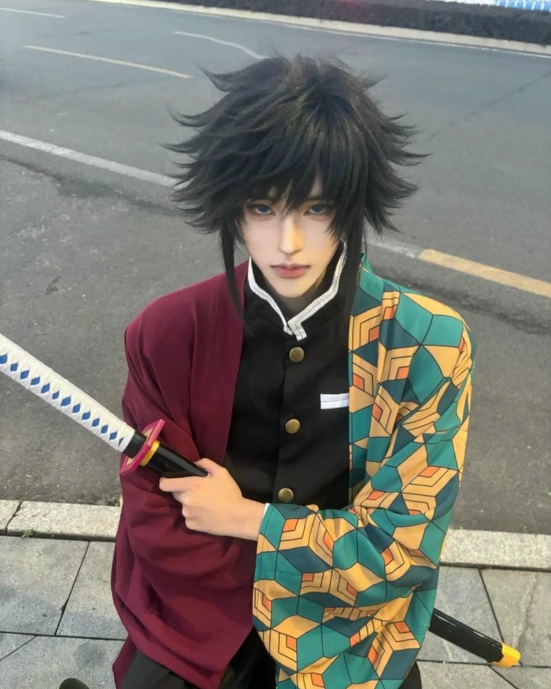 Giyu Tomioka cosplay Demon Slayer đứng nhìn nghiêng ngầu