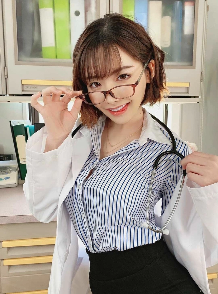 Hình Emi Fukada bikini sexy có nụ cười đầy hấp dẫn