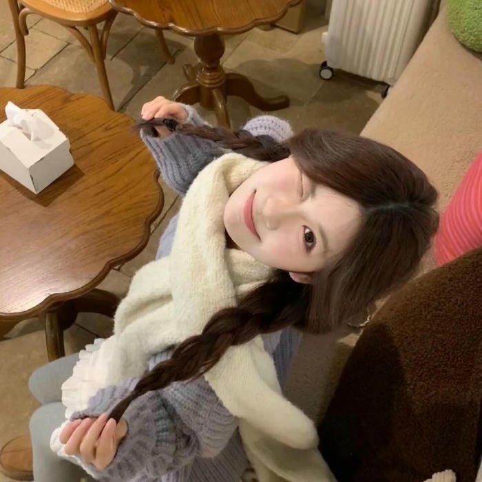 Hình ảnh avatar gái xinh đẹp tóc đen cầm sách đọc