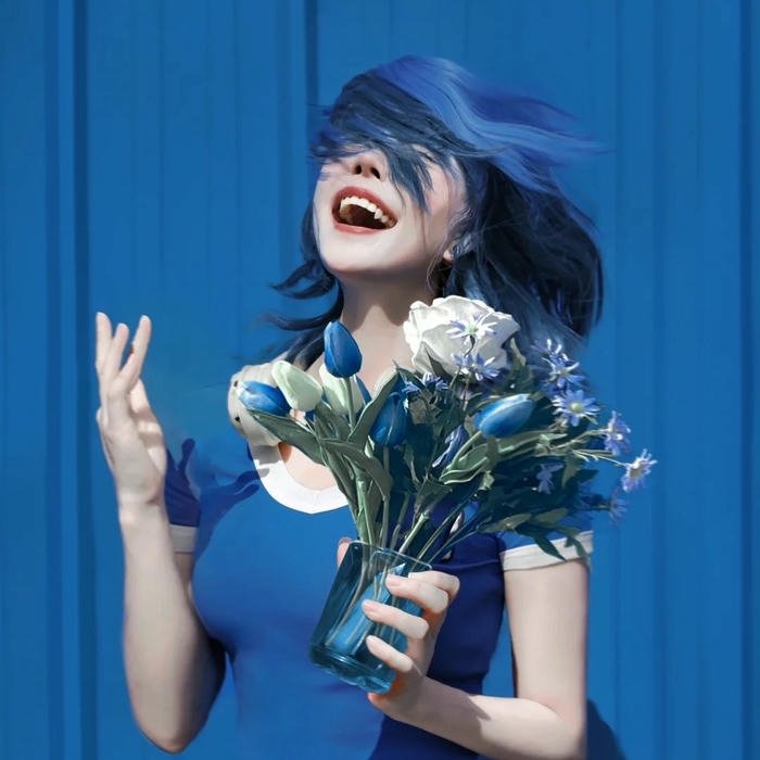 Hình ảnh avatar màu xanh dương cô gái ôm bó hoa tươi