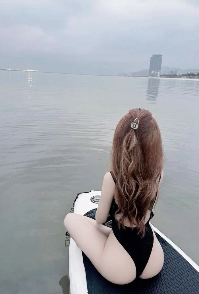 Hình ảnh gái mông to cùng trang phục ôm dáng thời thượng