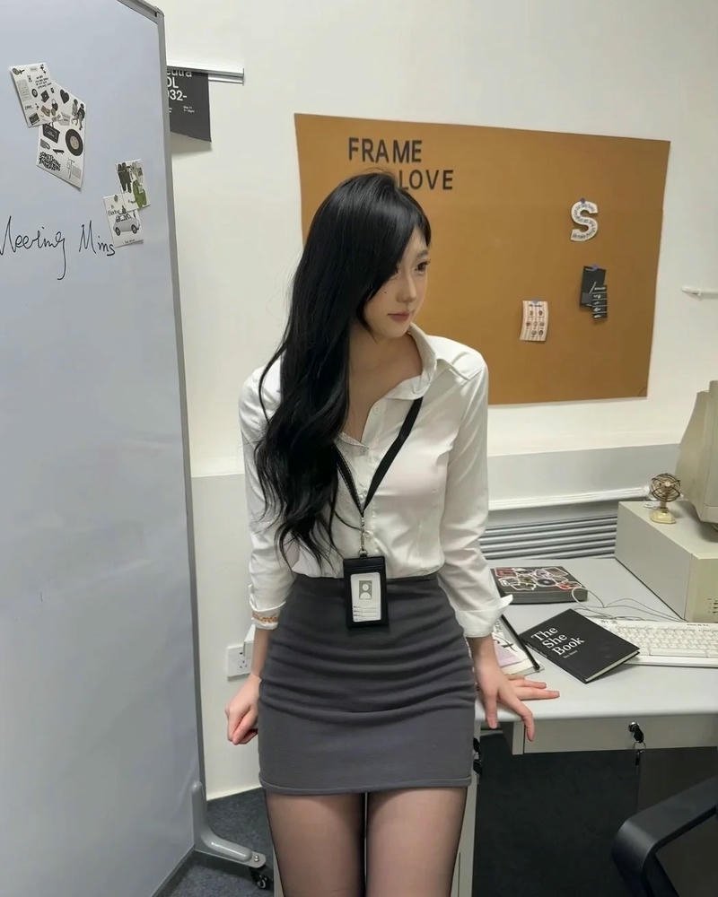 Hình ảnh nữ nhân viên nơi công sở hiện đại