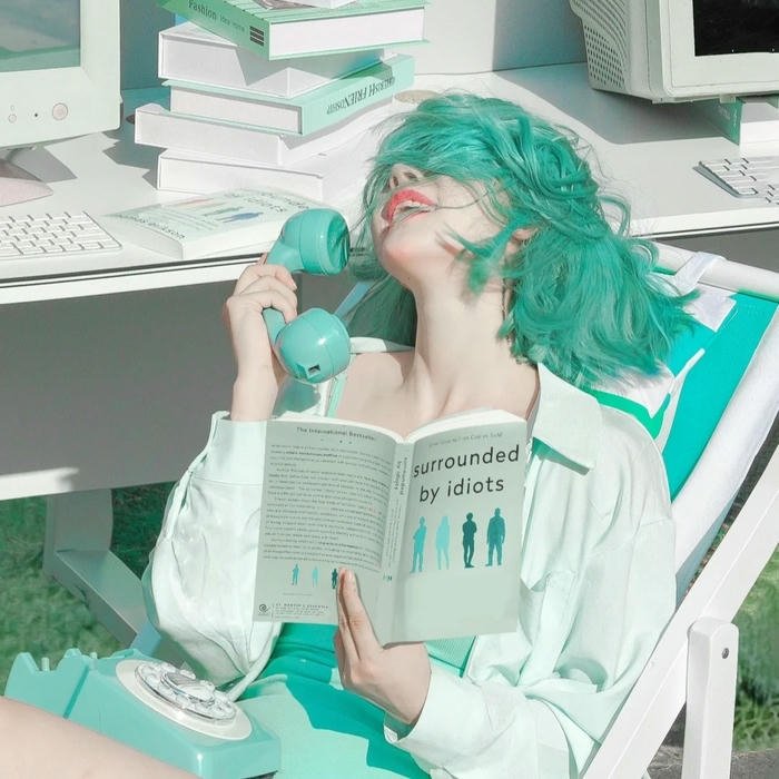 Hình avatar cô gái xinh đẹp tóc xanh ngồi trước máy tính