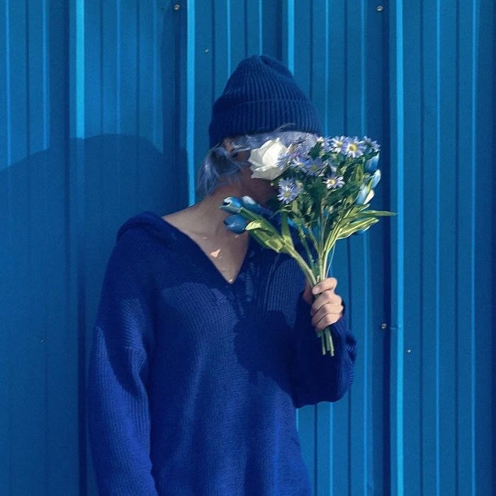 Hình avatar màu xanh dương chàng trai cầm bó hoa trắng