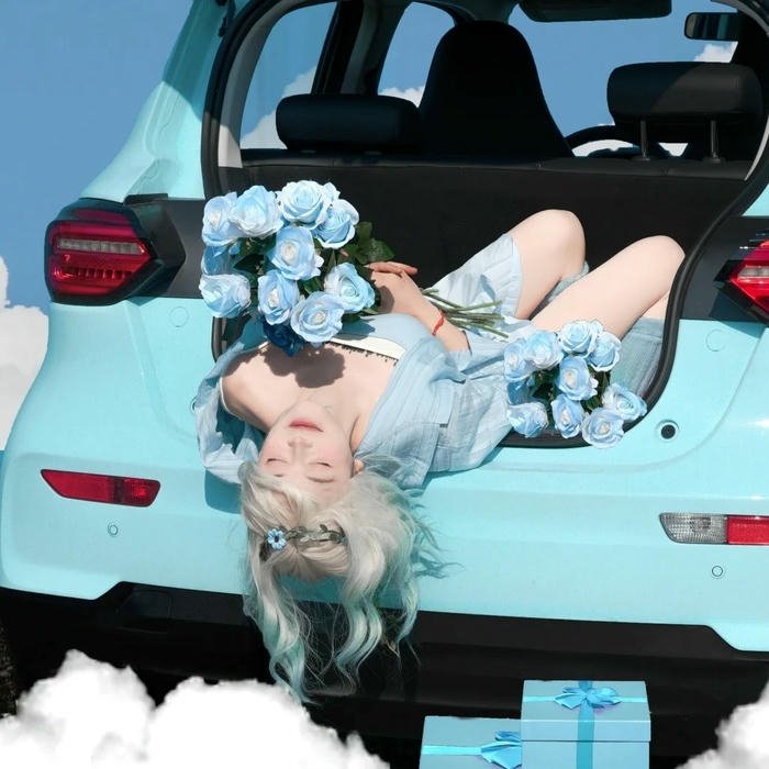 Hình avatar màu xanh dương cô gái nằm trong cốp xe