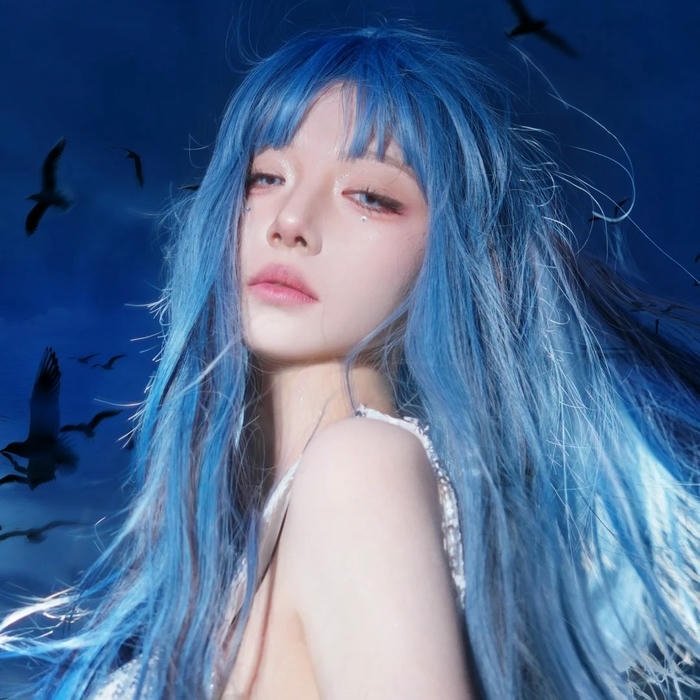 Hình avatar màu xanh dương cô gái tóc dài dưới bầu trời