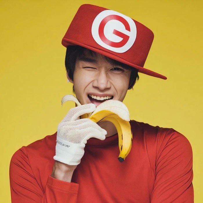 Hình avatar quả chuối cute người đội mũ đỏ đang ăn