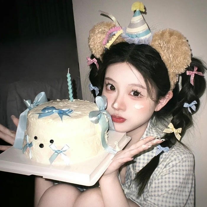 Hình cô gái sinh nhật đeo tai gấu cầm bánh kem