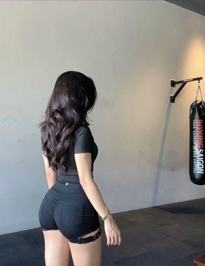 Hình gái mông to pose chụp hình cuốn