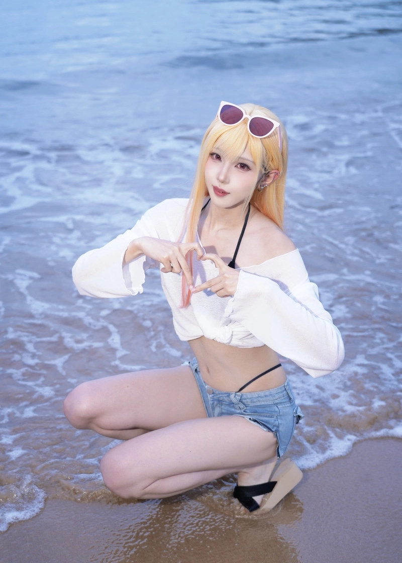 Hình gái xinh cosplay mặc bikini bên bờ biển nắng đẹp