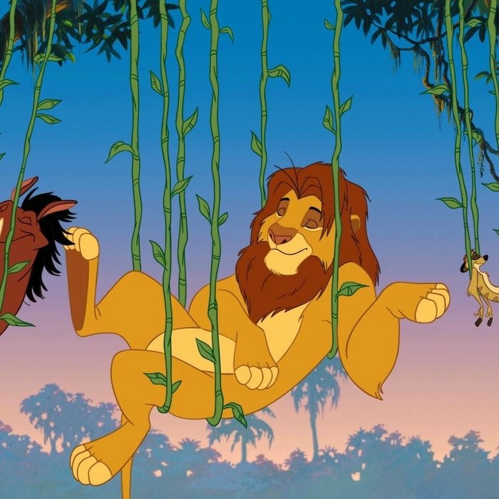 Hình nền vua sư tử Simba nằm thư giãn trên cành cây