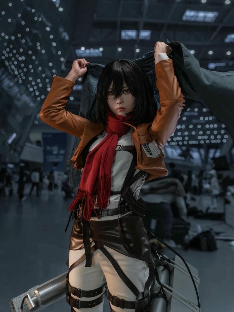 Hóa Trang Mikasa đứng trên sân khấu sự kiện ánh sáng xanh