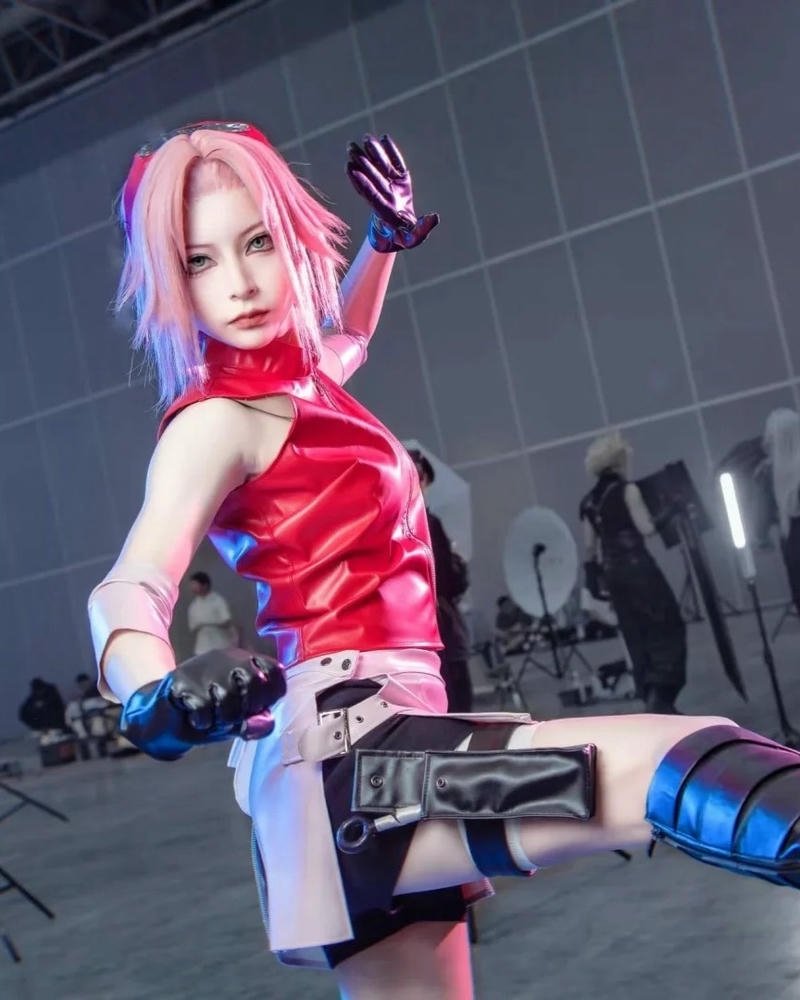 Hóa Trang Sakura Haruno trong bối cảnh tối mờ