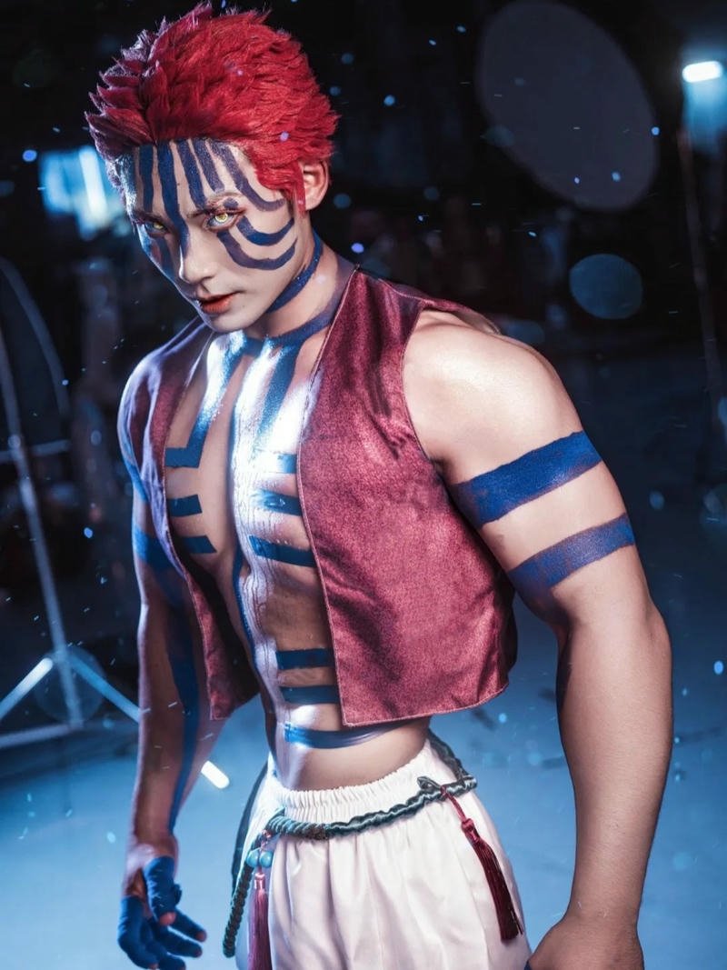 Hóa trang Akaza Demon Slayer cơ bắp đứng thẳng