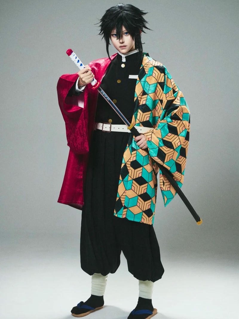 Hóa trang Giyu Tomioka Demon Slayer đứng nhìn nghiêng