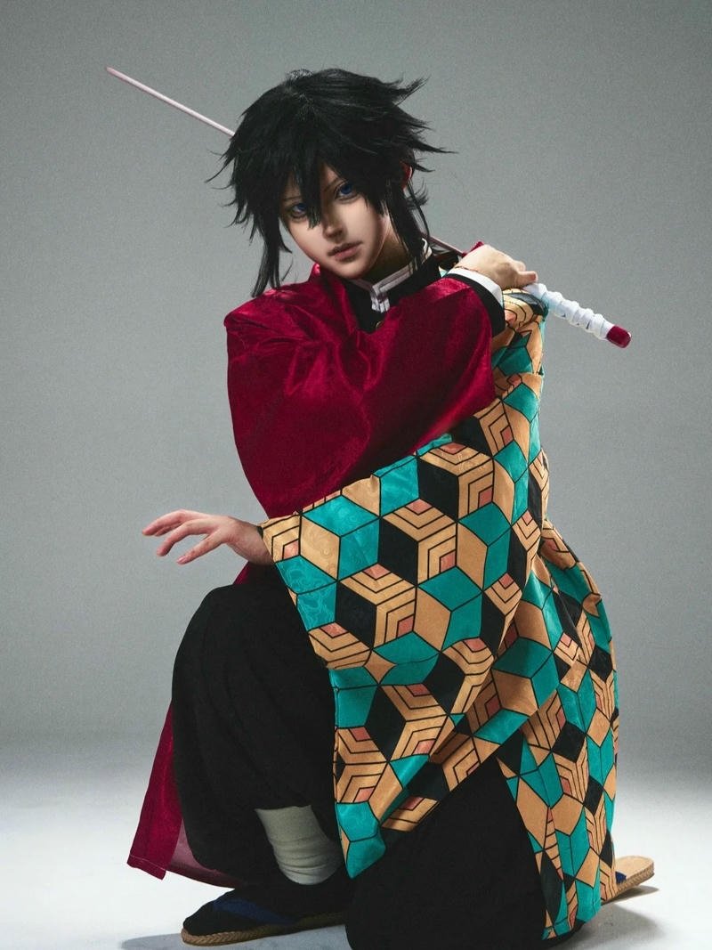 Hóa trang Giyu Tomioka Demon Slayer ngồi xổm cầm kiếm