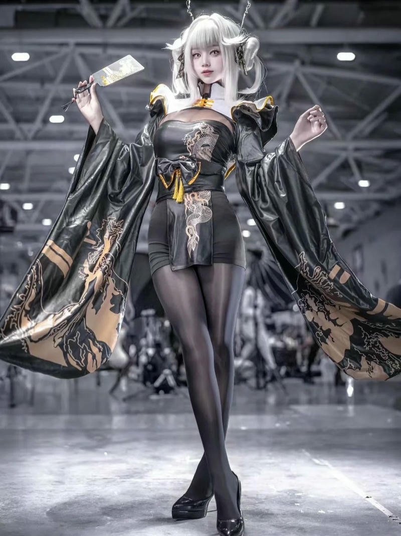 Hóa trang Trung Quốc váy đen vàng họa tiết cầu kỳ