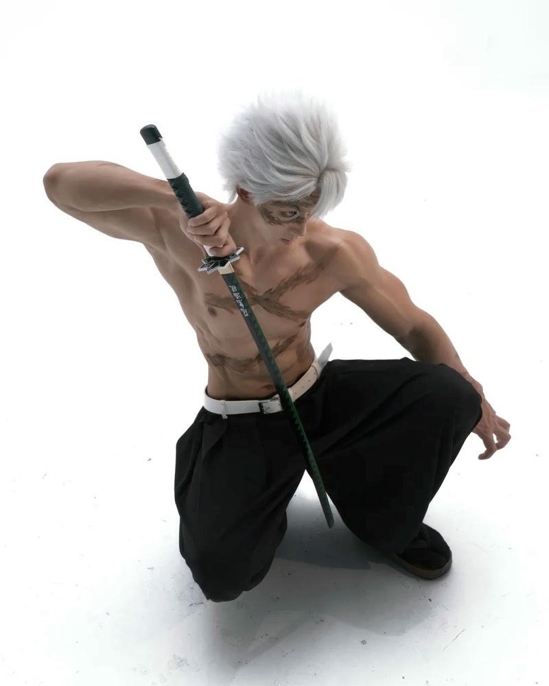 Inosuke Hashibira cosplay Demon Slayer cơ bắp cởi trần