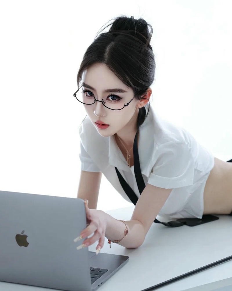 Khoảnh khắc cô gái nơi làm việc tự tin đẹp