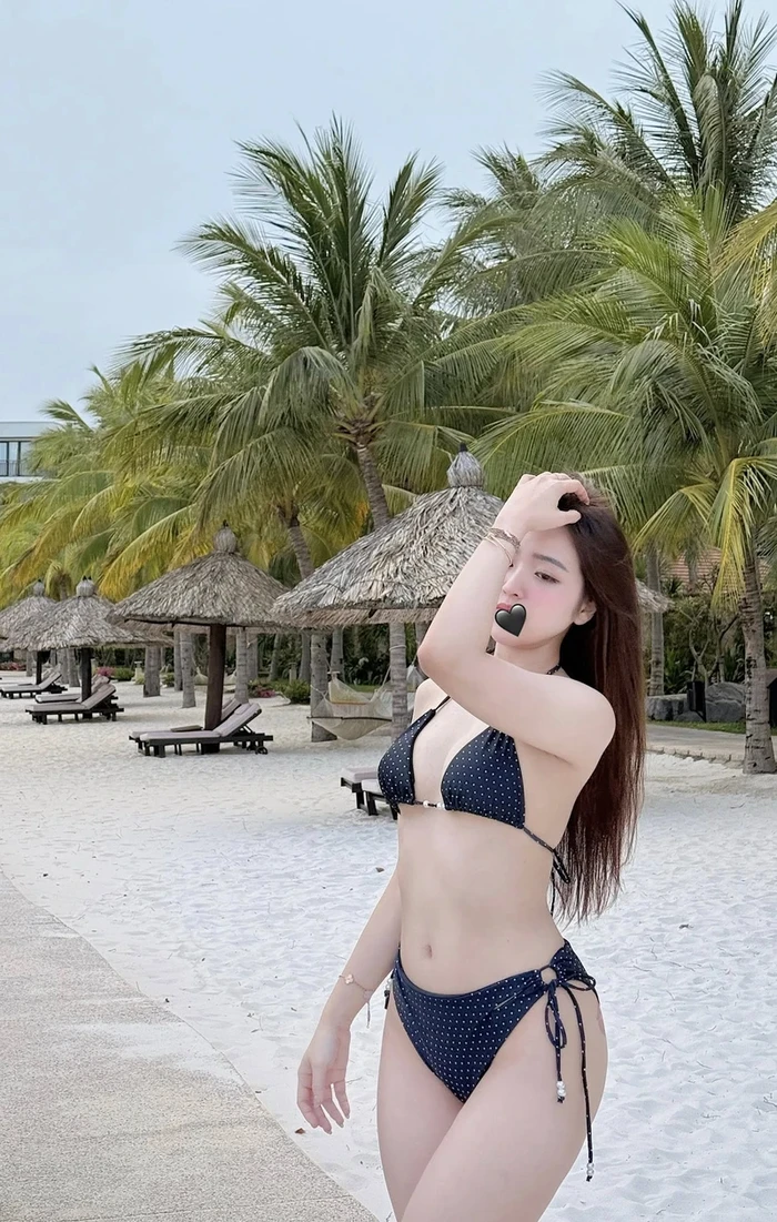 Lê Phương Anh bikini sexy lộ vòng một căng tròn hấp dẫn
