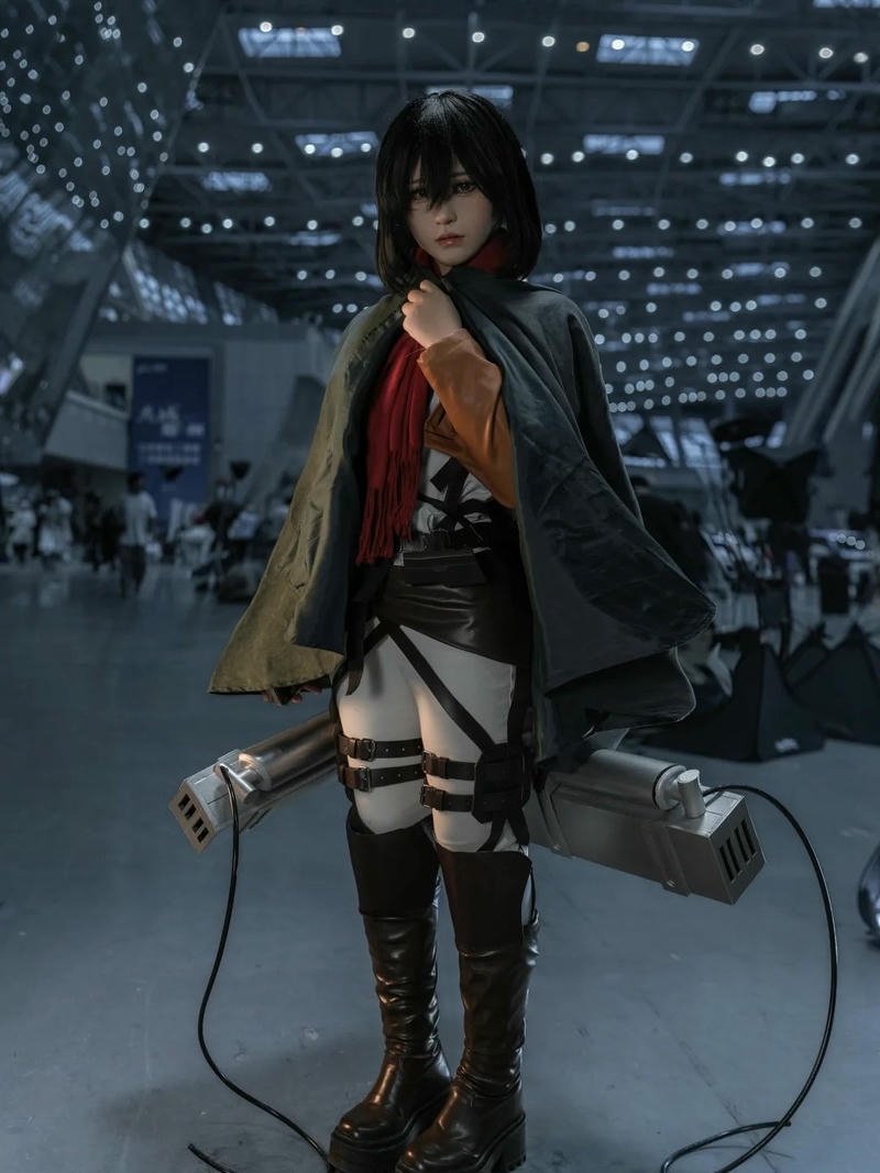 Mikasa Ackerman áo choàng xanh đứng thẳng nhìn thẳng