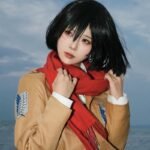 Mikasa Cosplay áo choàng xanh đứng nhìn nghiêng