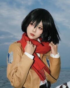 Mikasa Cosplay áo choàng xanh đứng nhìn nghiêng
