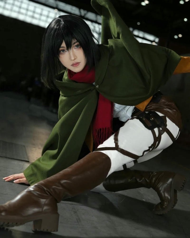 Mikasa Cosplay áo choàng xanh ngồi bậc thềm