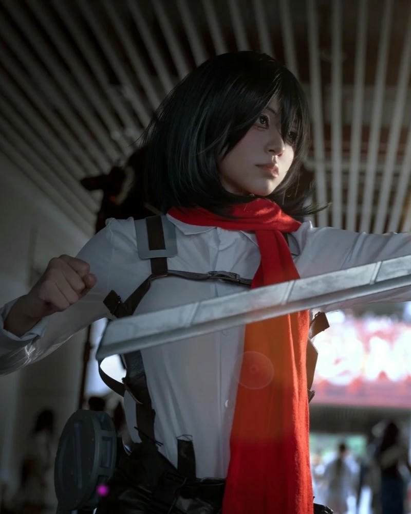 Mikasa Cosplay cầm kiếm đứng trong rừng tối