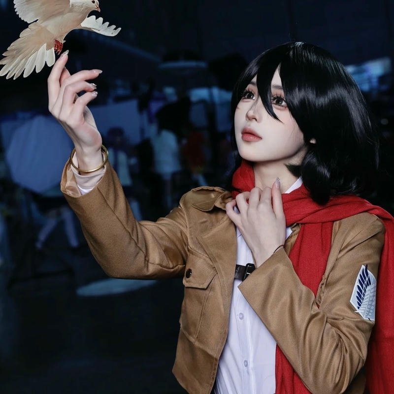 Mikasa Cosplay đồng phục cầm con chim trắng