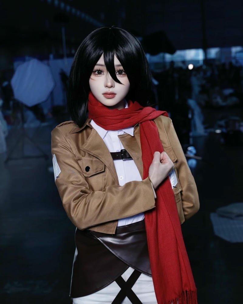 Mikasa Cosplay đồng phục đứng nhìn từ trên xuống
