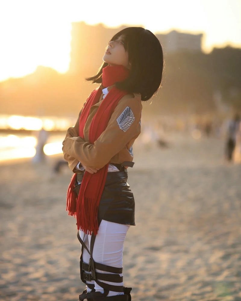 Mikasa Cosplay đứng quay lưng nhìn biển hoàng hôn