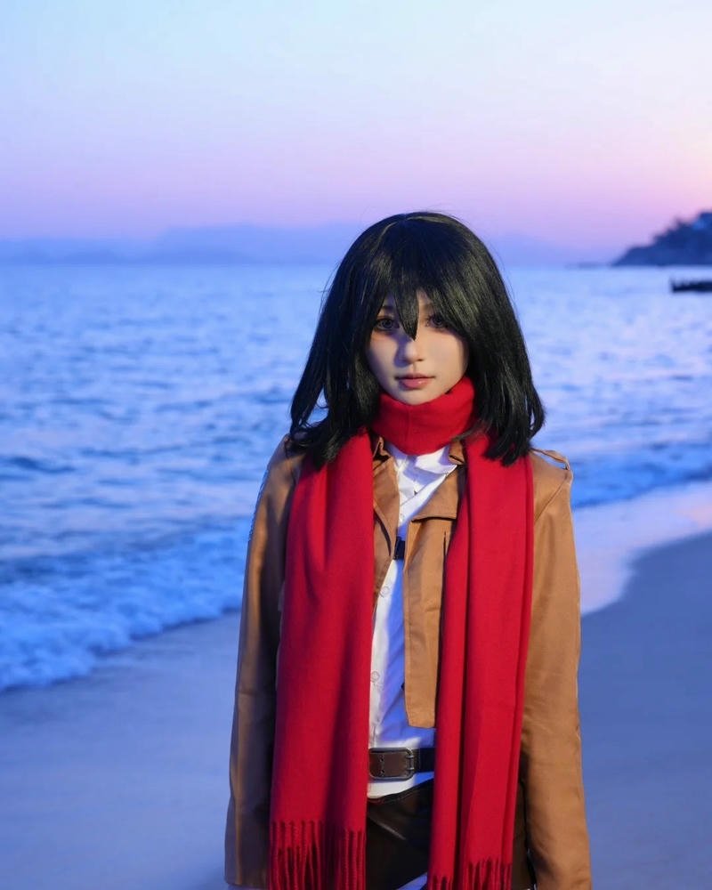 Mikasa Cosplay đứng trên bãi biển cát trắng