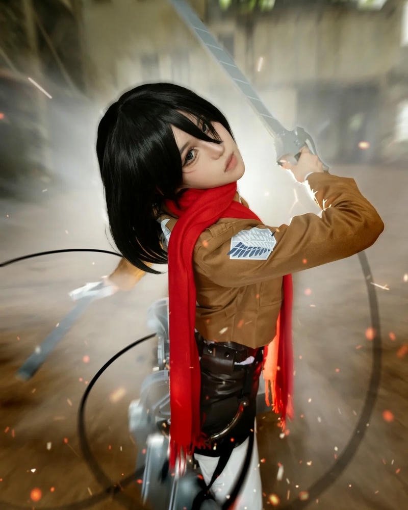 Mikasa Cosplay đứng trên nóc nhà dây cáp