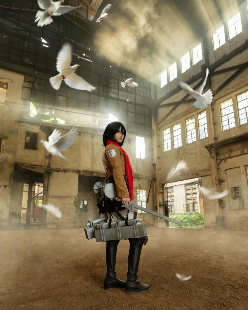 Mikasa Cosplay đứng trong tòa nhà cổ kính
