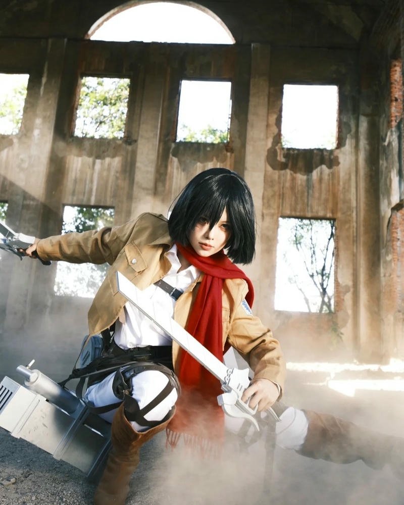 Mikasa Cosplay tạo dáng chiến đấu hiệu ứng khói