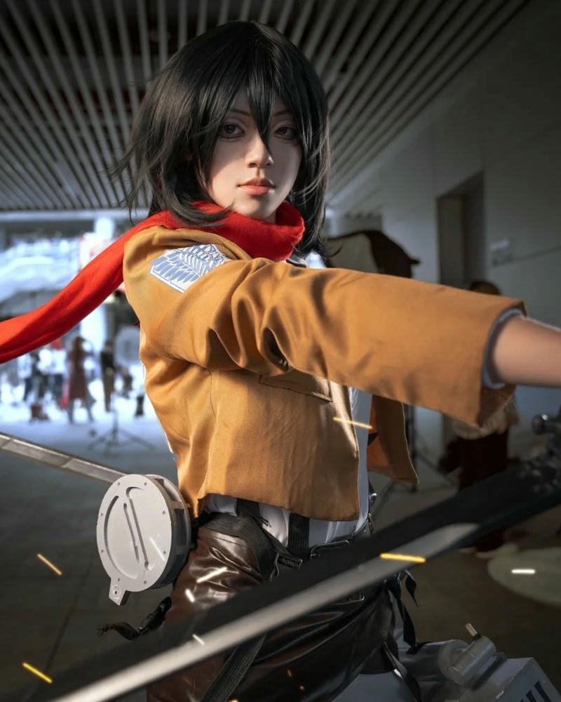 Mikasa Cosplay tạo dáng chiến đấu kiếm khí