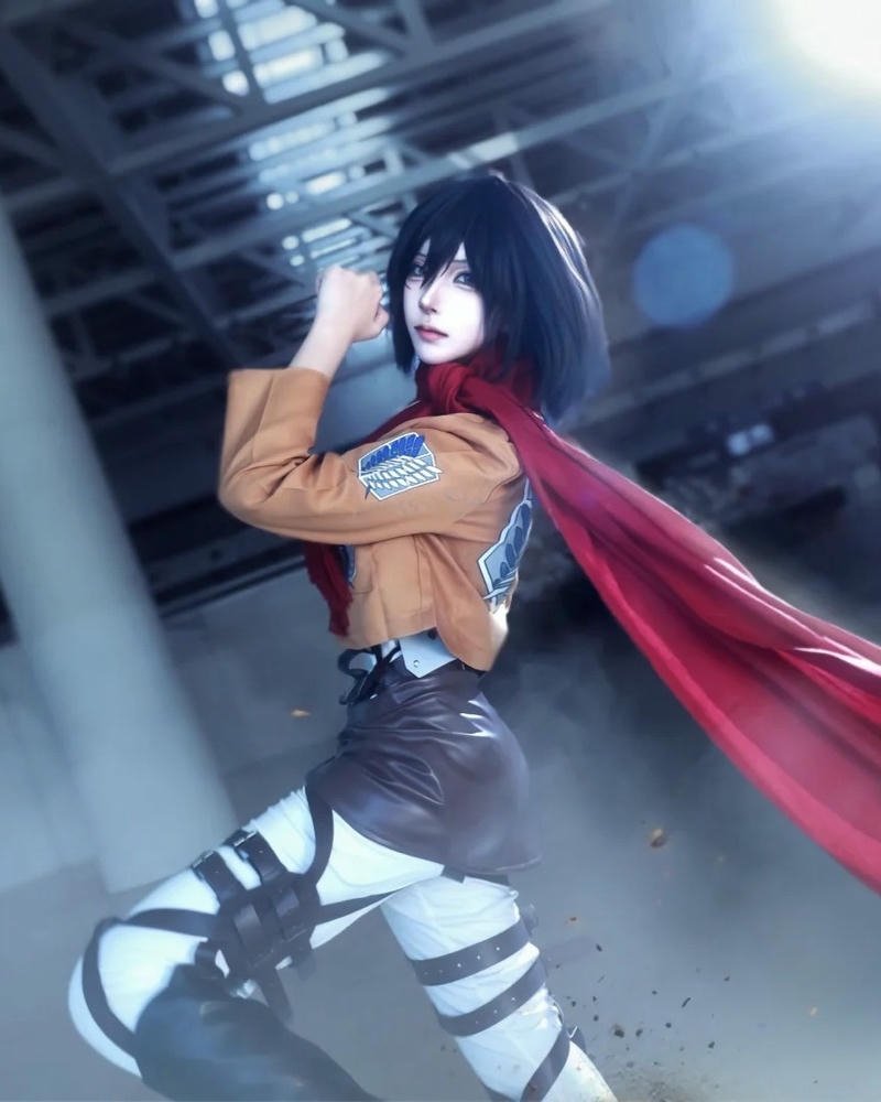 Mikasa Cosplay tạo dáng chiến đấu trên không trung