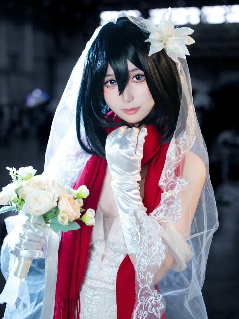 Mikasa Cosplay váy cưới trắng cầm bó hoa
