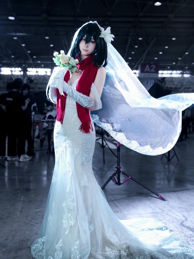 Mikasa Cosplay váy cưới trắng đứng toàn thân